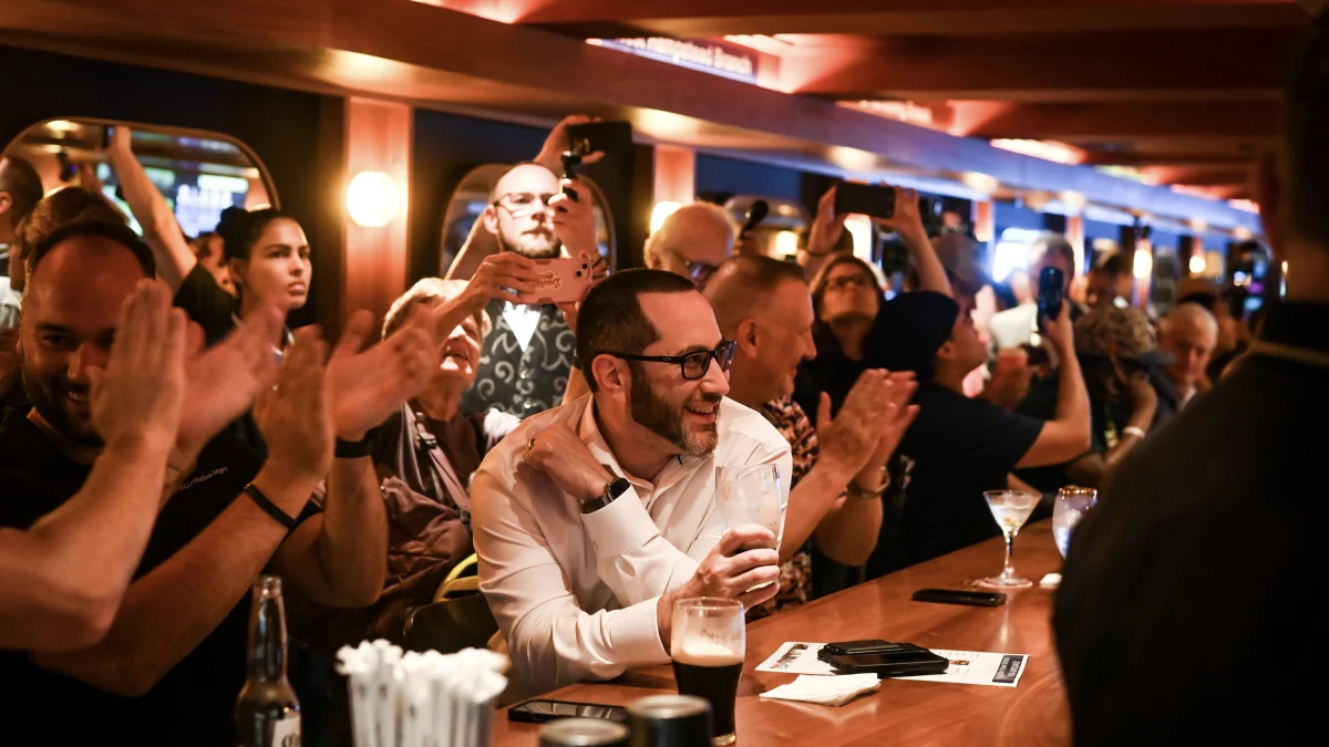 Tracks, the Penn Station commuter bar, is pouring again in the rebuilt LIRR concourse